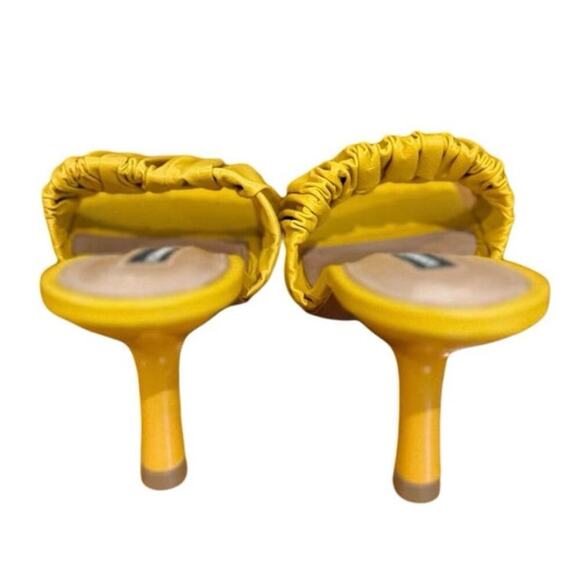 BCBGMaxAzria NWOB Dallas Scrunched Leather Sandal Heels In Tuscany Yellow Size 8 - Picture 5 of 6